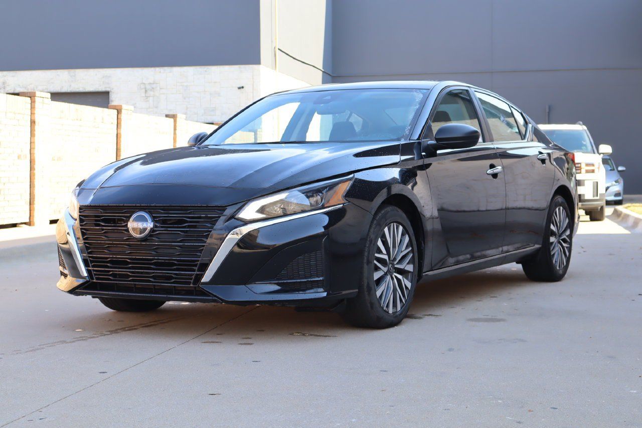 Used 2025 Nissan Altima 2.5 SV FWD image 2