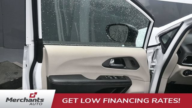 Used 2024 Chrysler Pacifica Touring-L FWD image 14
