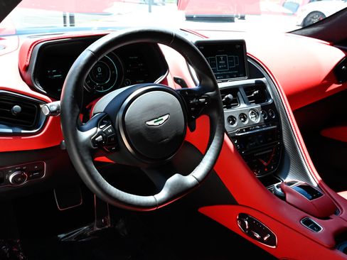 Used 2021 Aston Martin DB11 Coupe RWD image 16
