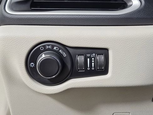 Used 2023 Chrysler Voyager LX FWD image 23
