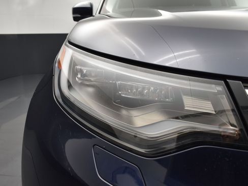 Used 2023 Land Rover Discovery S image 6