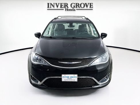 Used 2017 Chrysler Pacifica Touring-L FWD image 2