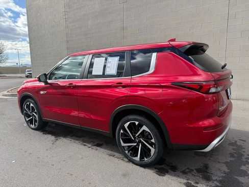 Used 2024 Mitsubishi Outlander SE image 2