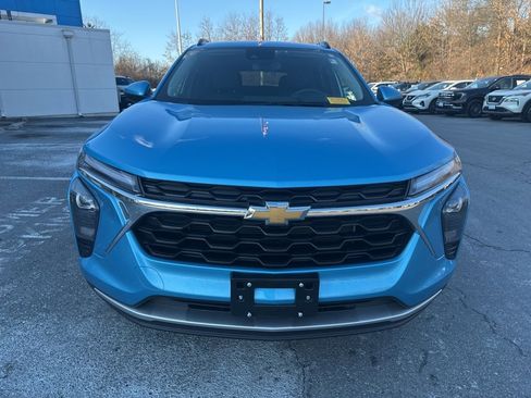 Used 2025 Chevrolet Trax LT image 2