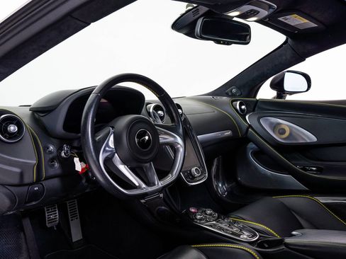 Used 2022 McLaren GT RWD image 17
