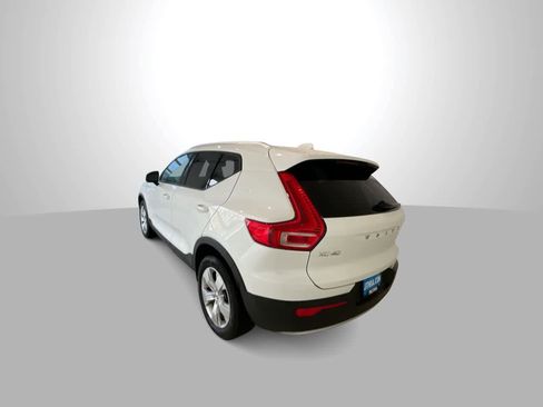 Used 2022 Volvo XC40 T5 Momentum image 6