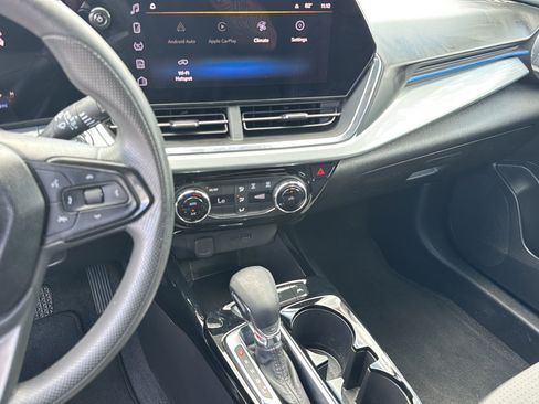 Used 2025 Chevrolet Trax LT FWD image 11