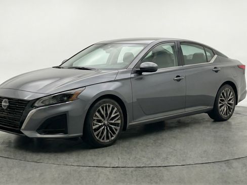 Used 2025 Nissan Altima 2.5 SV FWD image 3