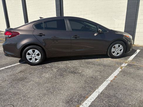 Used 2017 Kia Forte LX FWD image 4