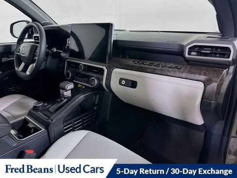 Used 2025 Toyota Tacoma Limited AWD/4WD image 35