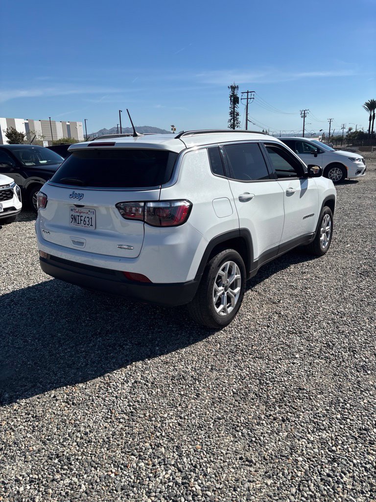 Used 2025 Jeep Compass Latitude w/ Sun & Sound Group AWD/4WD image 4