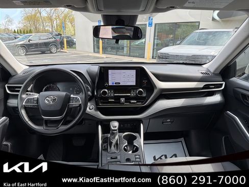 Used 2024 Toyota Highlander LE AWD/4WD image 24