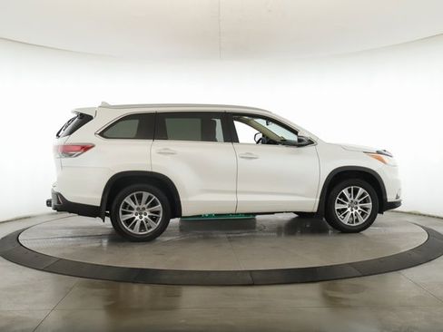 Used 2016 Toyota Highlander XLE image 6