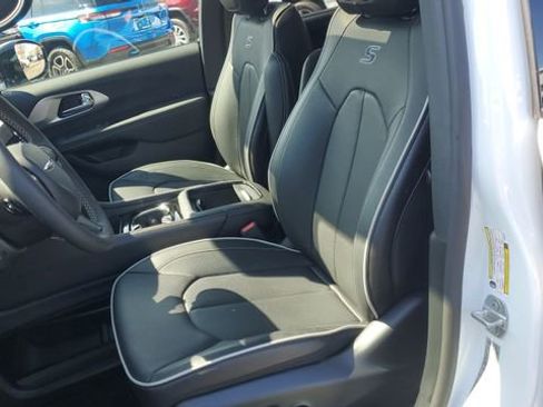 Certified 2026 Chrysler Pacifica Limited w/ S Appearance Package FWD image 23