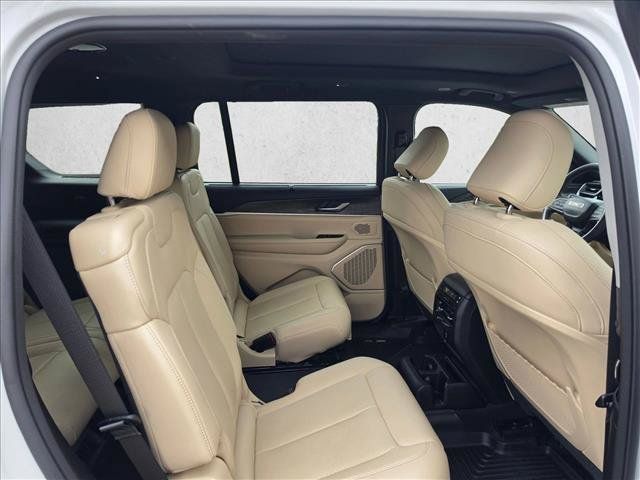 Used 2023 Jeep Grand Cherokee L Limited w/ Luxury Tech Group II AWD/4WD image 12