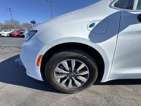 Used 2023 Chrysler Pacifica Touring-L image 10