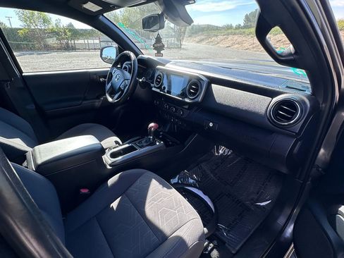 Used 2018 Toyota Tacoma TRD Sport image 13