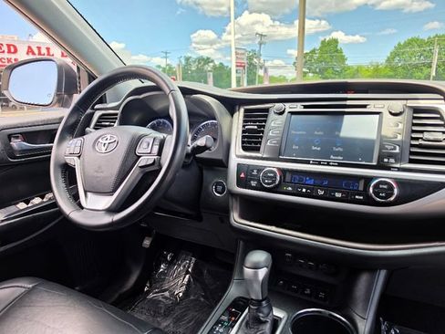 Used 2019 Toyota Highlander XLE AWD/4WD image 13