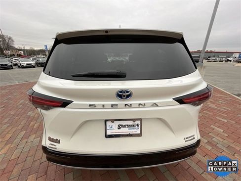 Used 2021 Toyota Sienna Limited image 28