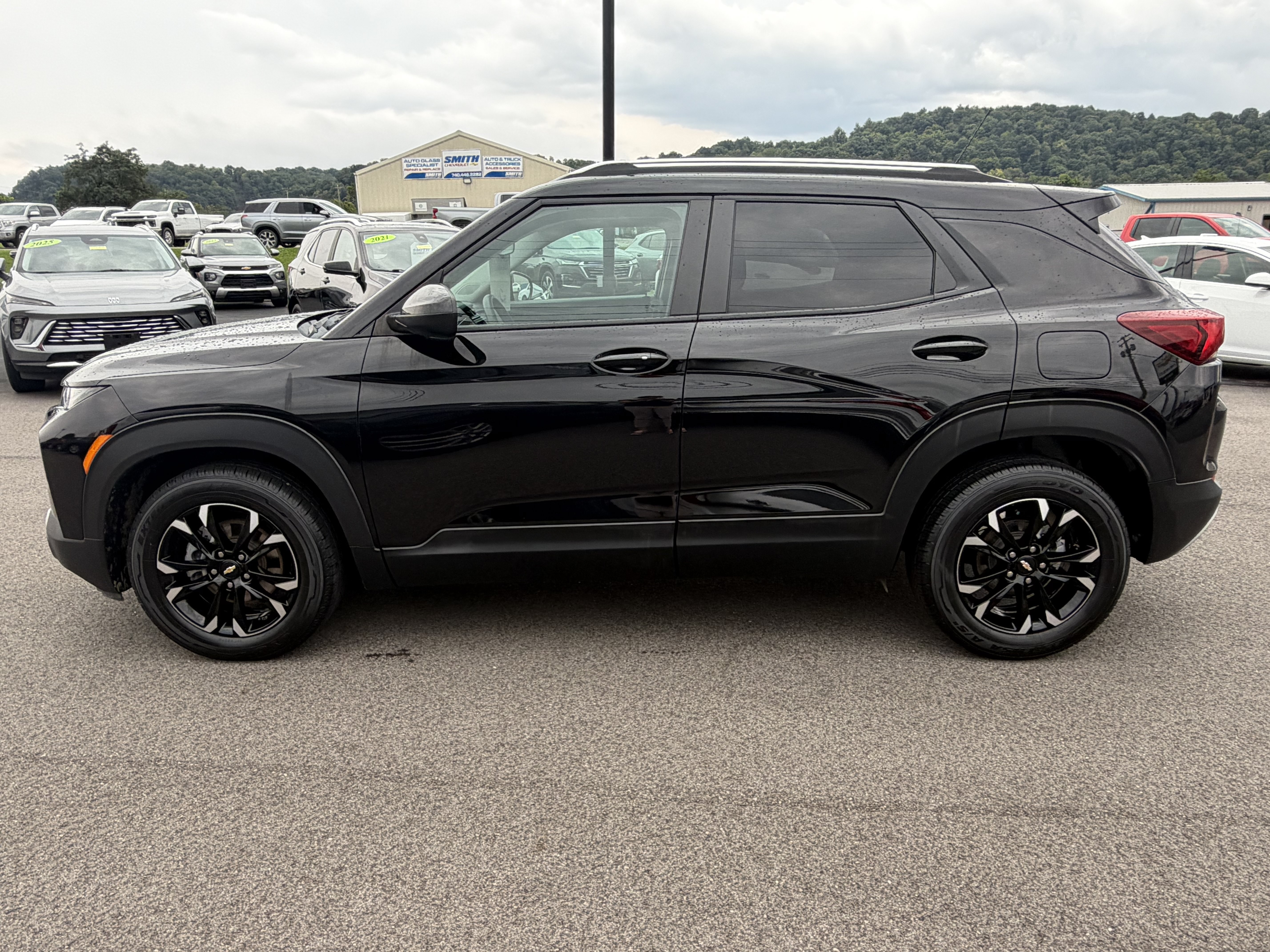 Used 2023 Chevrolet TrailBlazer LT FWD image 2