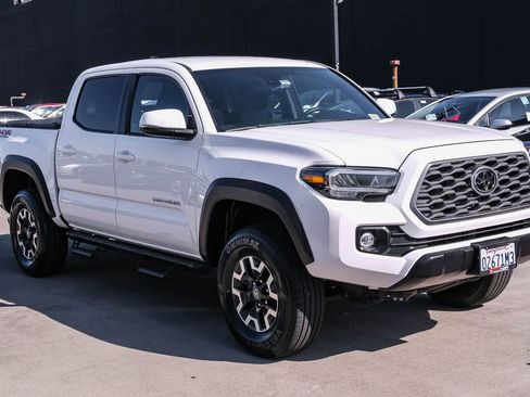 Certified 2022 Toyota Tacoma TRD Off-Road AWD/4WD image 3