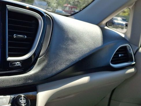 Used 2024 Chrysler Pacifica Touring-L FWD image 27