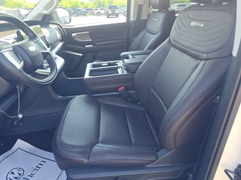 Used 2025 Ford Expedition Platinum w/ Platinum Ultimate Package AWD/4WD image 7