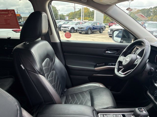 Used 2024 Nissan Pathfinder Platinum FWD image 10