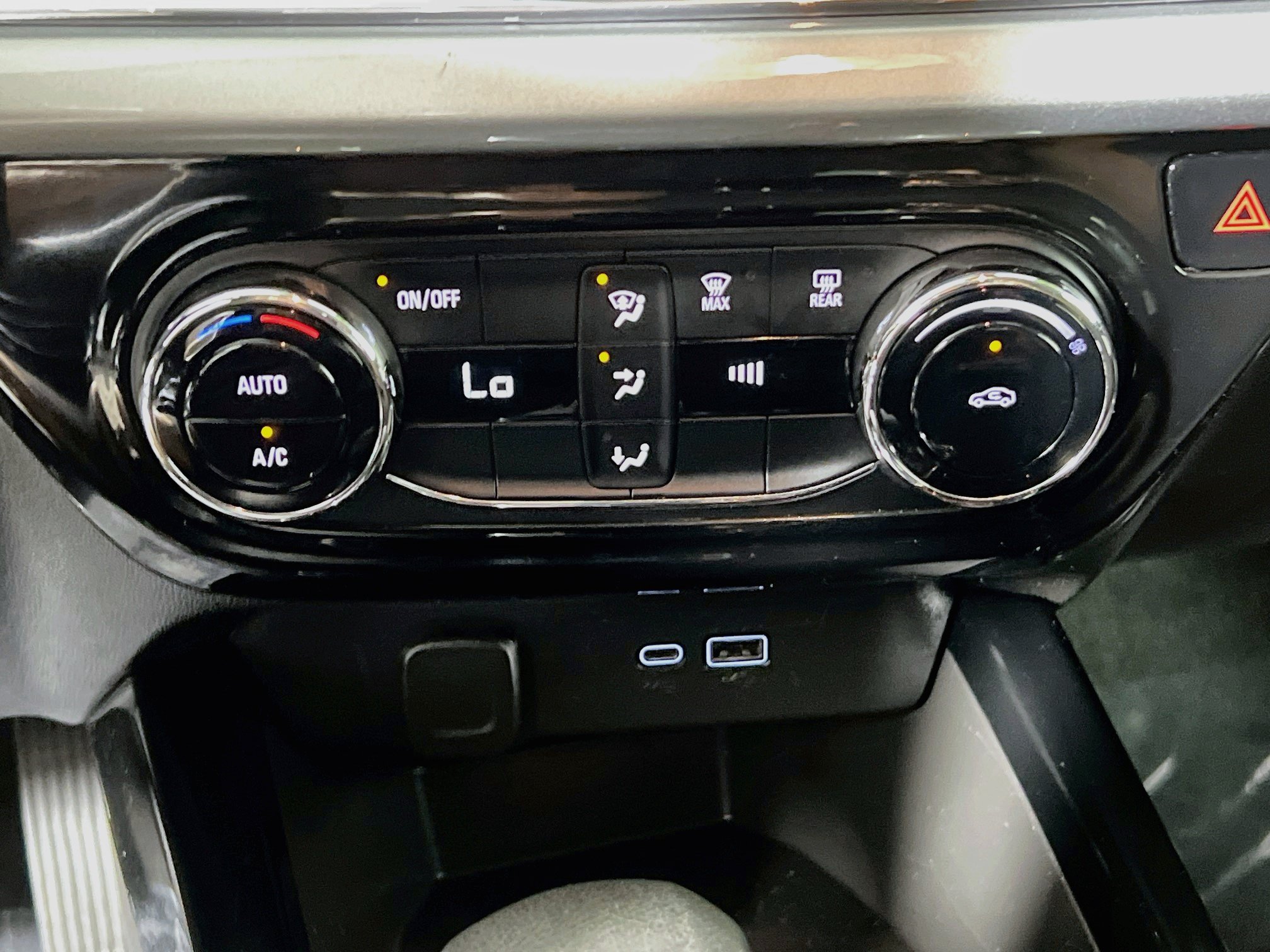 Used 2025 Chevrolet Trax LT FWD image 25