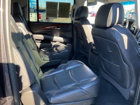Used 2018 Cadillac Escalade ESV Luxury image 21
