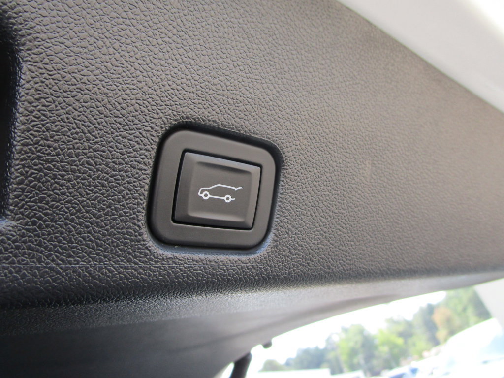 Used 2025 Chevrolet Traverse LT FWD image 14
