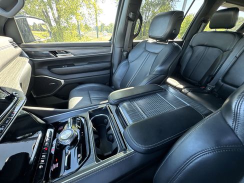 Used 2024 Jeep Wagoneer Series III w/ Flexible Seating Group image 21