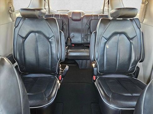 Used 2022 Chrysler Pacifica Limited image 17