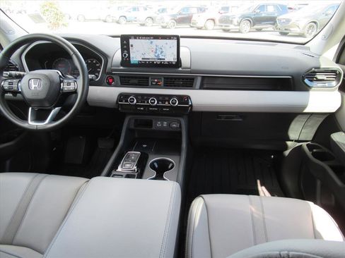 Used 2023 Honda Pilot Touring image 13