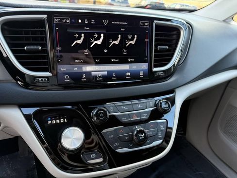 Used 2023 Chrysler Pacifica Touring-L FWD image 4