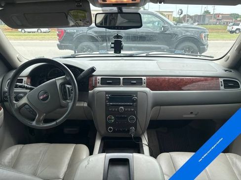 Used 2014 GMC Yukon XL SLT w/ SLT-2 Equipment Package AWD/4WD image 17