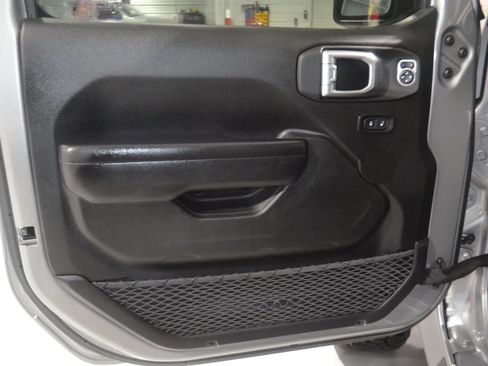 Used 2021 Jeep Gladiator Sport image 16