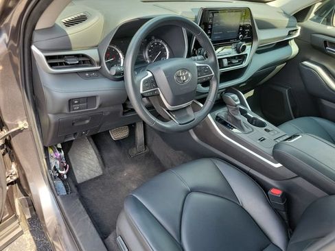 Used 2022 Toyota Highlander XLE FWD image 9