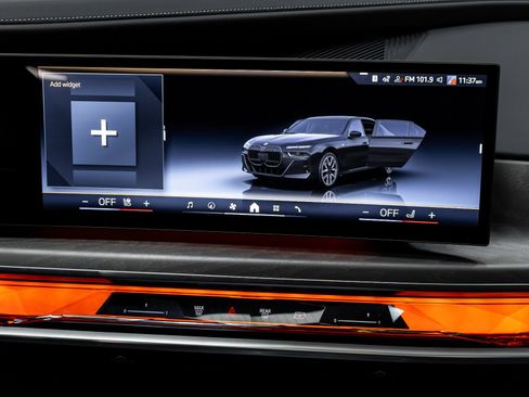 Used 2023 BMW 760i xDrive image 32