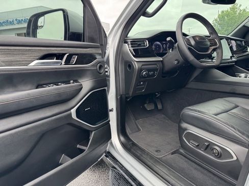 Used 2022 Jeep Wagoneer Series III w/ Rear Seat Video Group 1 image 17