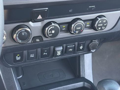 Used 2020 Toyota Tacoma TRD Off-Road w/ Technology Package AWD/4WD image 23