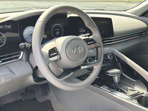 Used 2024 Hyundai Elantra SEL w/ Convenience Package image 12