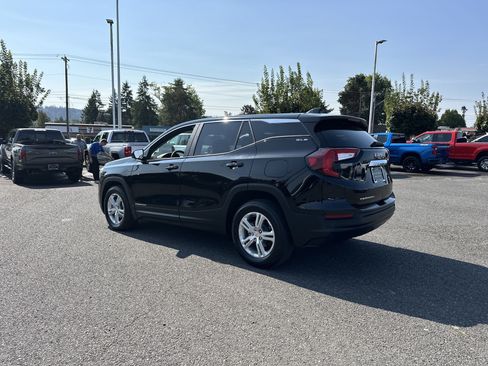 Used 2024 GMC Terrain SLE image 3