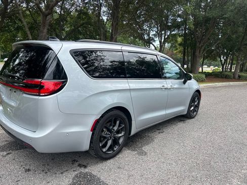 Used 2023 Chrysler Pacifica Touring-L w/ Uconnect Theater Family Group FWD image 6