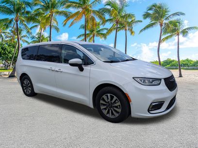 Used 2023 Chrysler Pacifica Touring-L