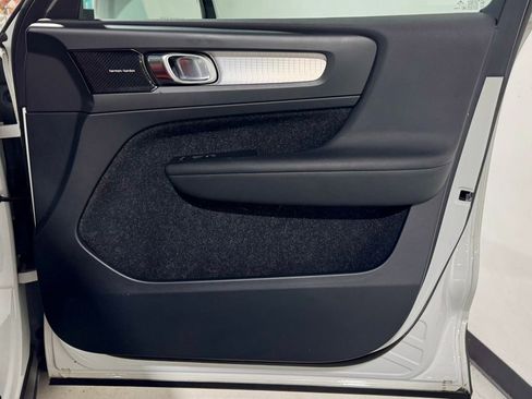 Used 2019 Volvo XC40 T5 Momentum image 25