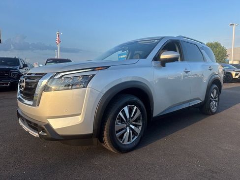 Used 2025 Nissan Pathfinder SL AWD/4WD image 2