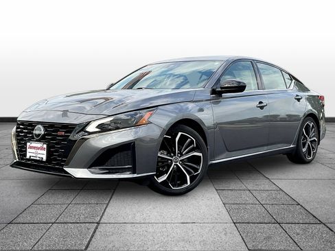 Used 2023 Nissan Altima 2.5 SR w/ SR Premium Package FWD image 3