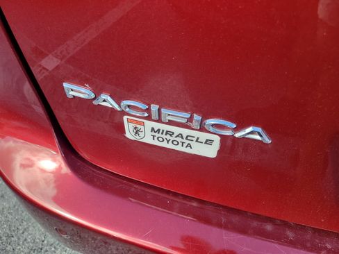 Used 2018 Chrysler Pacifica Touring-L Plus w/ Tire & Wheel Group FWD image 8