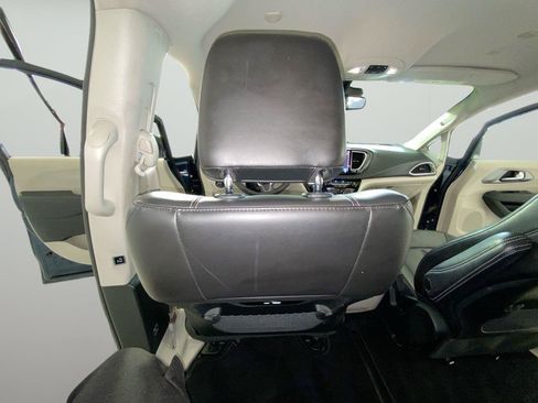 Used 2023 Chrysler Pacifica Touring-L FWD image 21